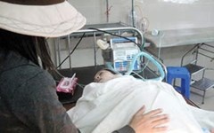 Be trai bon tuoi chet bat thuong sau phau thuat hinh anh