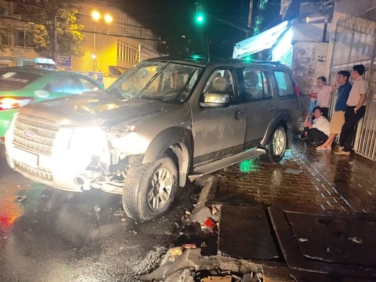 Xe lat, tai xe 'bien mat' bo mac nguoi trong xe hinh anh