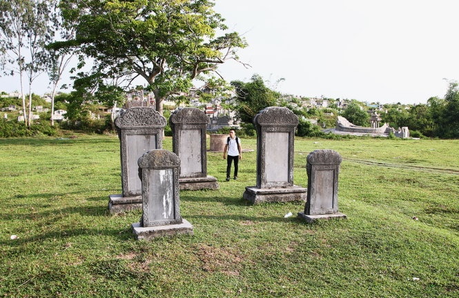 Võ Thánh miếu ngày nay chỉ còn lại năm tấm bia trơ trọi giữa bãi đất trống.