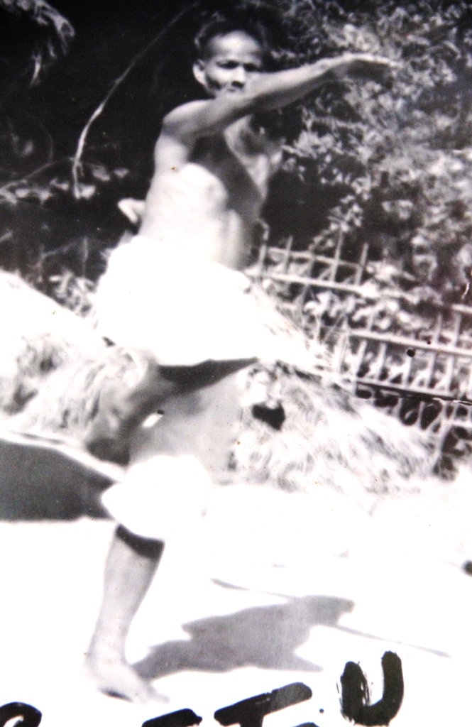 Cố võ sư chưởng môn Nguyễn Hữu Cẩn đứng thế bài Ngũ môn côn pháp.