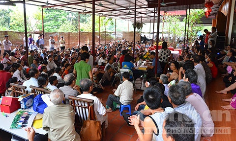 Hàng trăm người bệnh tìm đến nhà bà Phú để đợi tẩm quất.