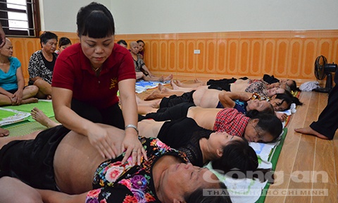 Người tìm đến cơ sở của bà Phú hầu hết ở độ tuổi trung niên trở lên và với mục đích làm giảm cơ đau phát ra từ cơ thể.