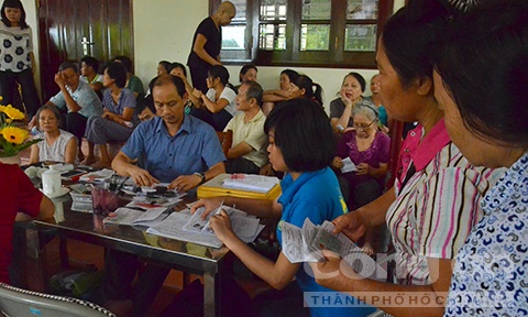 Người dân phải lấy phiếu đăng ký để được vào phòng mát xa.