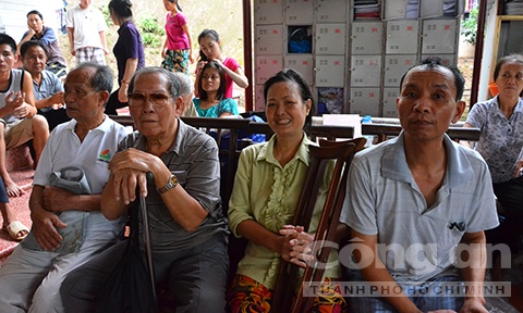 Rất nhiều người già bị bệnh nặng đến nhờ bà Phú tẩm quất khẳng định cảm thấy nhẹ người với phương pháp trên.