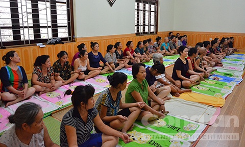 Hàng chục người bệnh đợi được bà Phú tẩm quất.