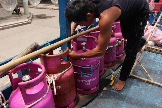 Dua 'bom' len tau ca hinh anh