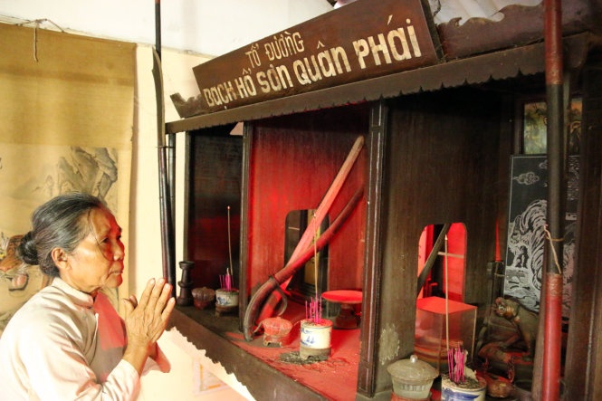 Tổ đường Bạch hổ sơn quân tại Nam Phổ, Phú Vang, Thừa Thiên - Huế. Bà Nguyễn Thị Thúy (con gái cố võ sư chưởng môn Nguyễn Hữu Cẩn) là phụ nữ may mắn được học võ Bạch hổ sơn quân.