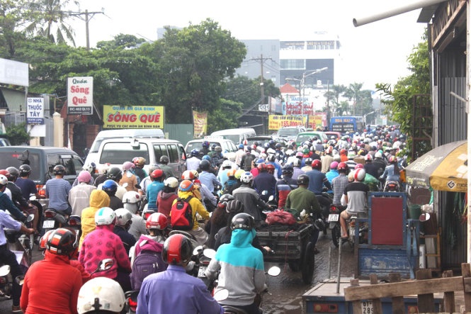 Hang loat tuyen duong TP HCM ket xe hinh anh