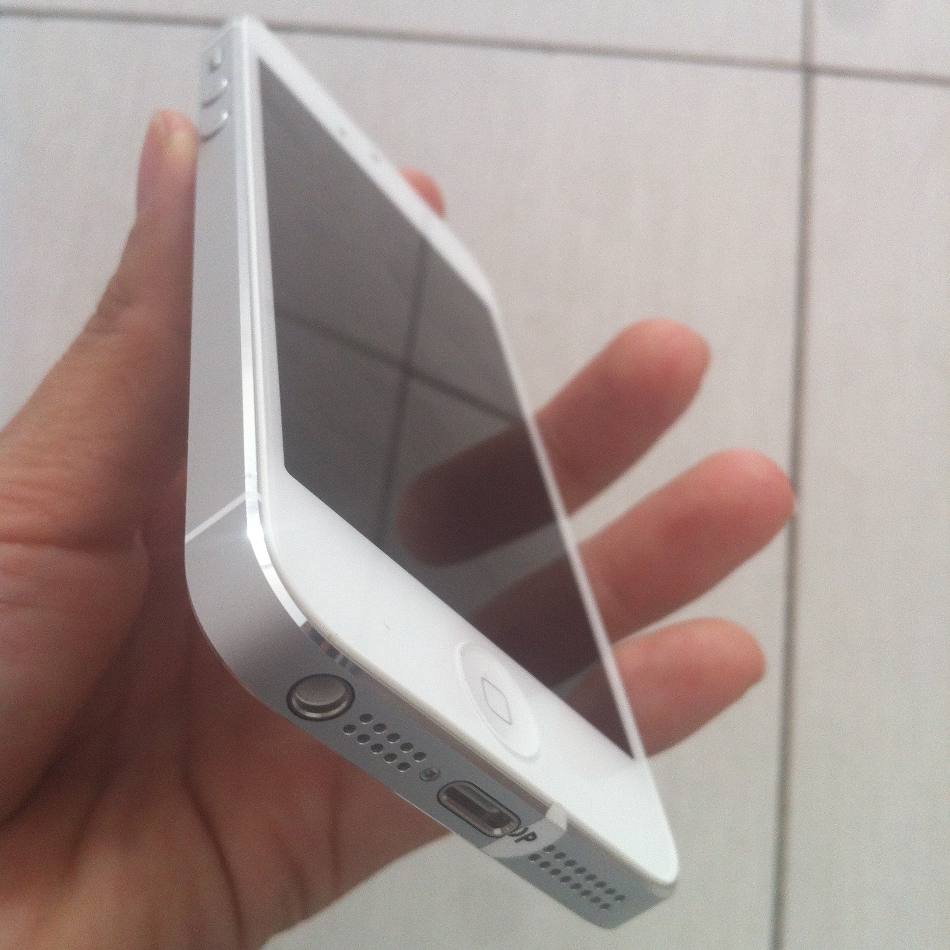 Phat hien iPhone 5 trong thung rac tai san bay Noi Bai hinh anh