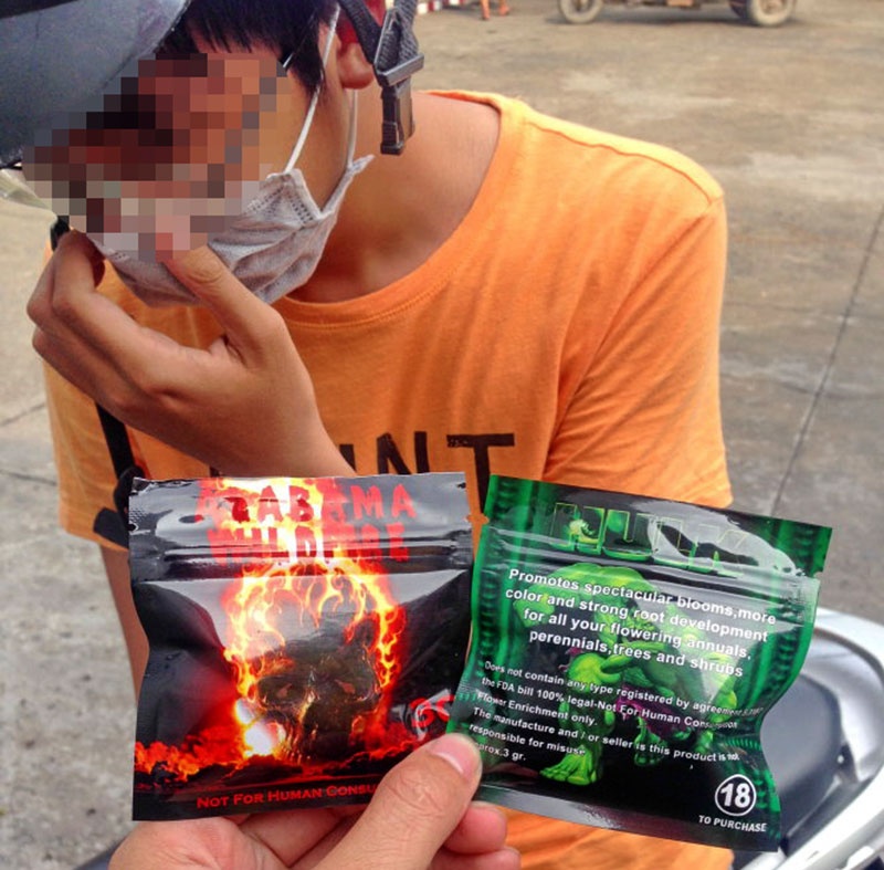 Mua bán “cỏ Mỹ” tại một điểm trên đường Lê Văn Sỹ (quận Tân Bình, TP HCM).