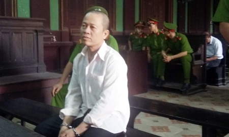 Phia sau toi ac chong dao ho chon vo duoi gam giuong hinh anh