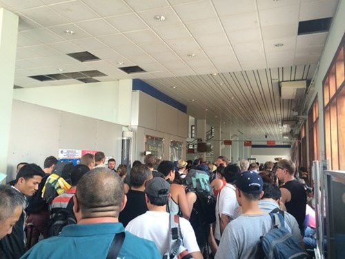 Những ngày cuối tuần, khu xuất nhập cảnh có hàng trăm người làm thủ tục “thông quan” mà điểm đến hầu hết vào sòng bài.