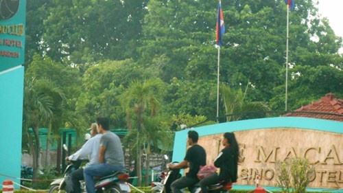 Những con bạc lượn lờ chọn sòng để sát phạt.