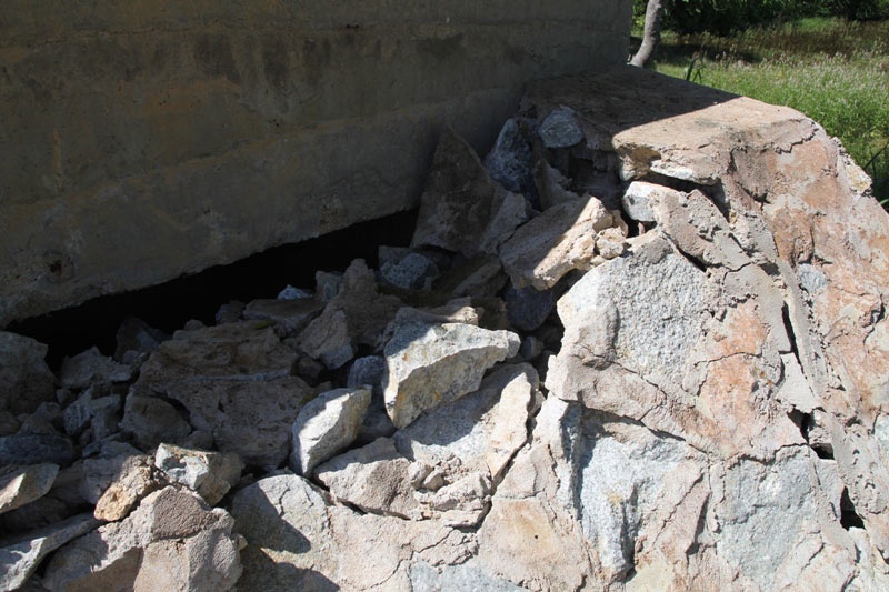  Đá xây bị bóc tách nham nhở.