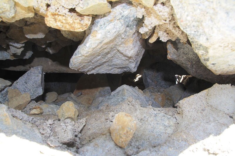 Nhiều đoạn đá sụt ra khỏi thân mố cầu.