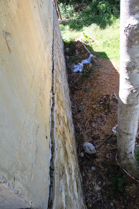 Phía trong phần sụt lún, khoảng trống khá lớn giữa phần nền và phần bê tông mố cầu phía trên.