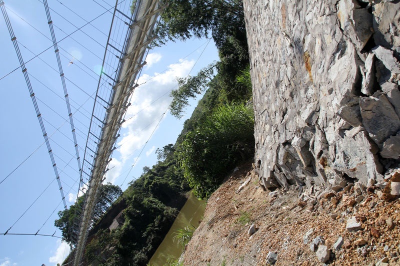 Công trình chưa hoàn thành thì mấy ngày vừa qua, đã xảy ra sự cố sụt lún tại hạng mục kè bao quanh trụ và mố cầu.