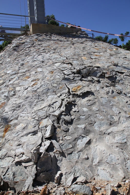 Toàn bộ phần kè đá xây quanh trụ cầu đã bị bung tách, bao gồm cả đoạn tiếp giáp với thân cầu và đoạn dưới trụ cầu.