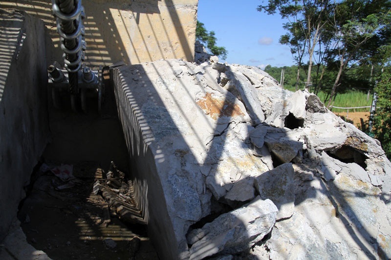 Sụt lún đã khiến khối lượng đá xây bị bung ra, hở hoác.