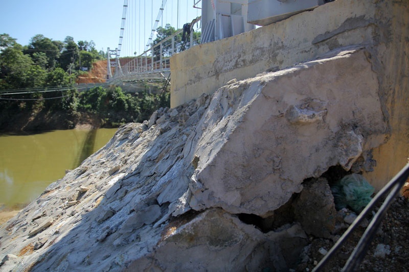 Phần chân trụ cầu bị nứt toác.