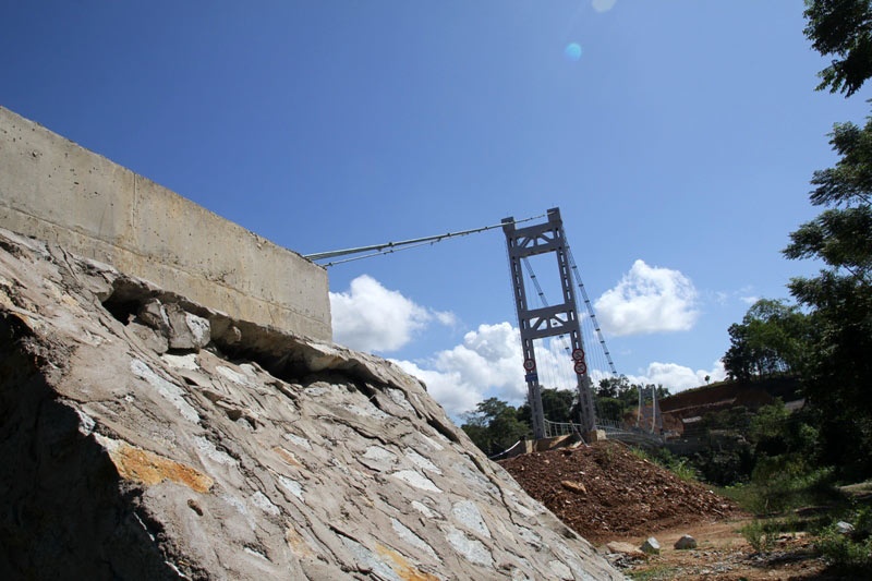 Có mặt tại hiện trường, cán bộ kỹ thuật công ty cổ phần 473 Hồ Tuấn Anh cho biết, những ngày qua tại xã Hương Thọ có lượng mưa rất lớn khiến nền đất sụt lún, kéo theo kè đá xung quanh trụ và mố cầu sạt lở.