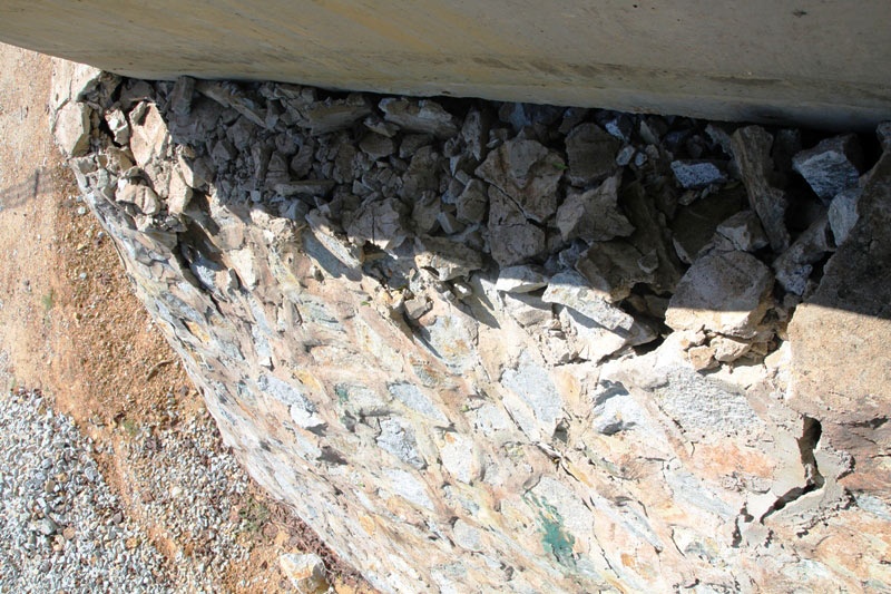 Nghiêm trọng hơn là tại hạng mục mố cầu, sự cố nứt, sụt lún đã làm tách khối bê tông phía trên với phần kè đá phía dưới.