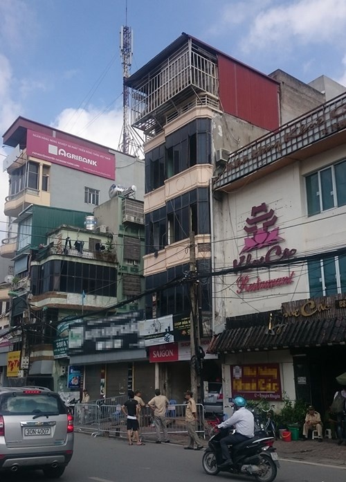 Ngôi nhà được phong tỏa nghiêm ngặt để phục vụ công tác điều tra.