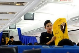 Khach lien tiep xe ao phao tren may bay Vietnam Airlines hinh anh