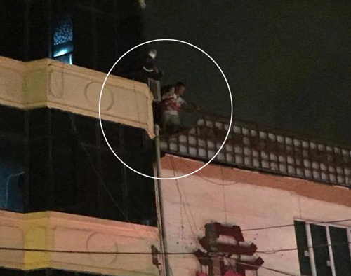 Be em be treo noc thoat can nha chay trong dem hinh anh