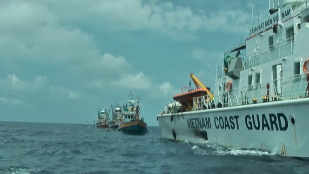 Ap giai 3 tau ca Thai Lan ra khoi vung bien Viet Nam hinh anh