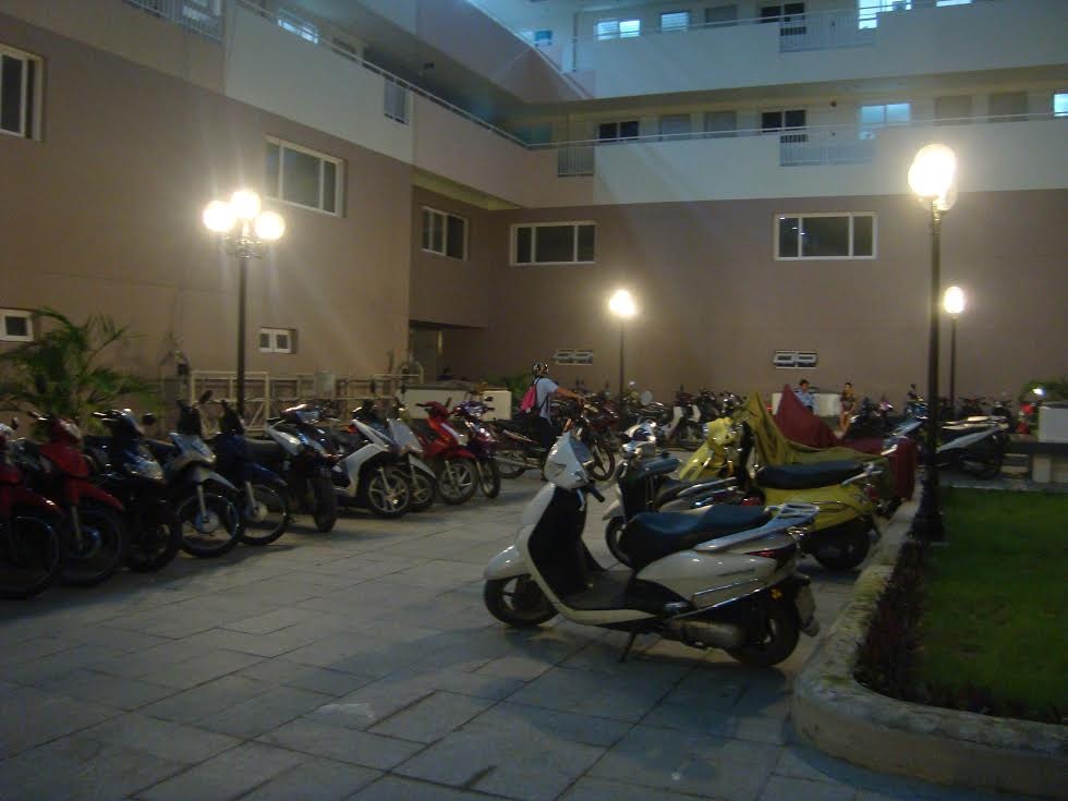 Đến tối ngày 23/9, nhiều xe máy vẫn để bên ngoài, chưa được vào hầm giữ xe.