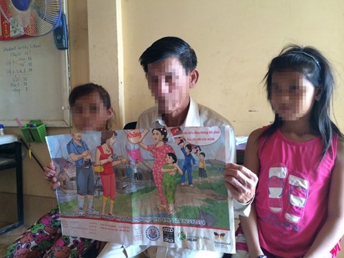 Cơn lốc cờ bạc còn khiến nhiều người mẹ Campuchia gốc Việt mang con bán để lấy tiền vào casino sát phạt.