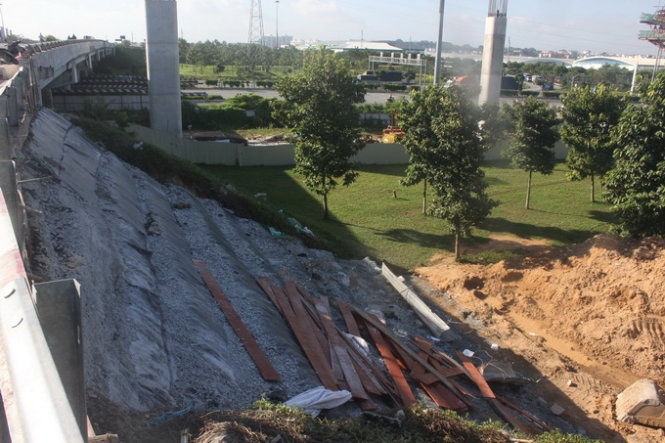 Sat lo duong dan cau vuot Thu Duc: Do mua va xe nhieu hinh anh