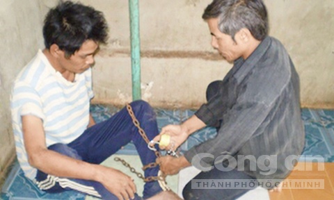 Một người điên bị xích chân được ông Thu đem về cơ sở nuôi miễn phí.