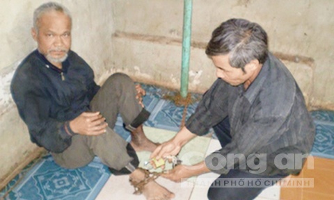 Những người điên được ông Thu mang về chăm sóc.