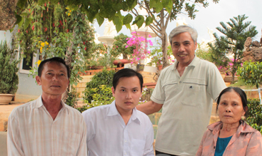 Hai vo chong 'dien' nuoi hang tram nguoi tam than hinh anh