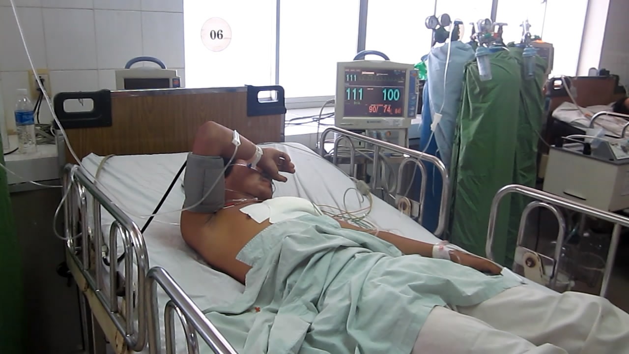 Cuu song benh nhan bi chia 7 mui dam thung tim hinh anh