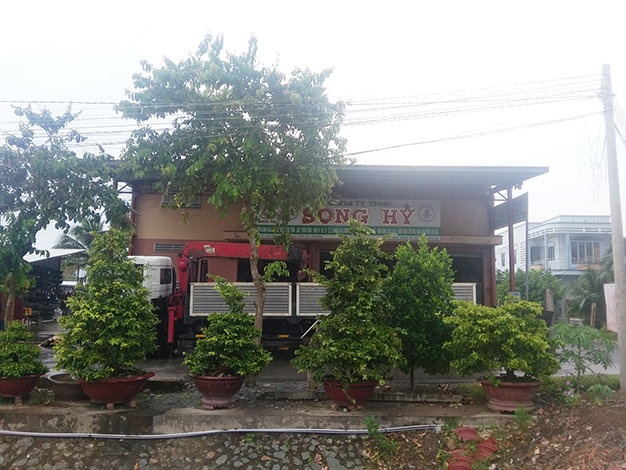 Tai xe tu vong vi hai mieng sat 800 kg roi trung nguoi hinh anh