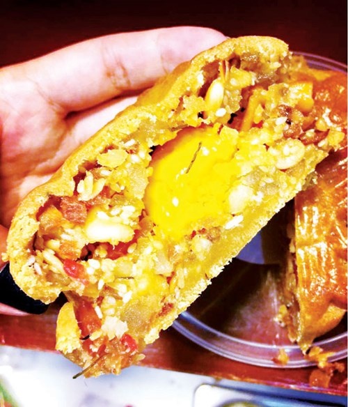 Me chet, con nhap vien sau khi an banh trung thu hinh anh