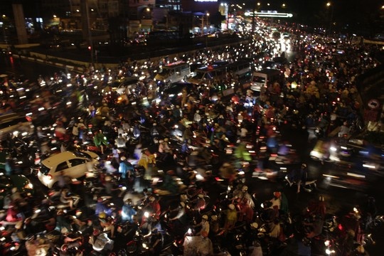 Bien nguoi chon chan duoi mua o nga tu Thu Duc hinh anh