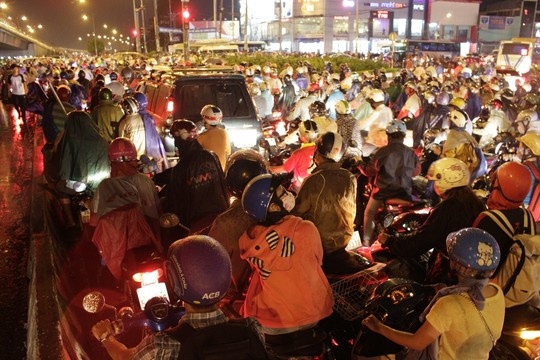 Các hướng còn lại, tình trạng kẹt xe còn nghiêm trọng hơn. Xe tải, xe buýt và xe máy chạy loạn xạ chen chúc nhau để có thể nhích khỏi đám đông.