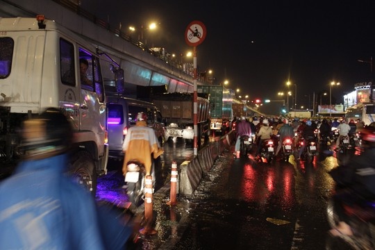 Đường Võ Văn Ngân cũng kẹt dài tới gần chợ Thủ Đức. Đường Lê Văn Việt kẹt dài cả cây số tới ngã ba Đình Phong Phú...