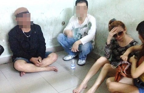 Người phụ nữ đeo kính đen (thứ hai, tính từ phải qua) là Đào Nhật Phi tại trụ sở công an phường hôm bị bắt, tức rạng sáng 17/8/2013. Ảnh: Người nhà bị cáo cung cấp.