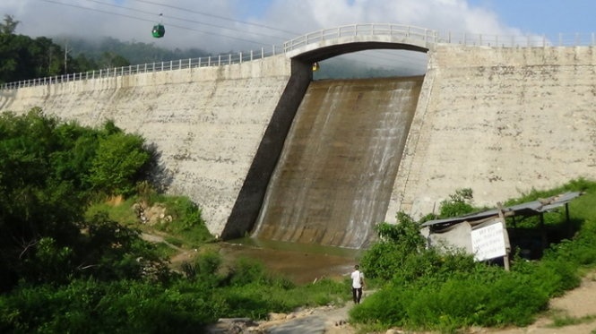 Dan lo nguy co vo dap nuoc tren nui Cam hinh anh