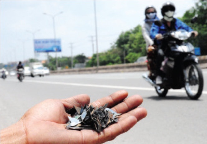 Một nắm đinh do người dân nhặt được trong vòng 15 phút.