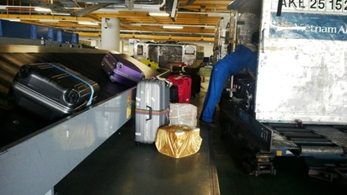 Bốc xếp hành lý cho hành khách chuyến bay đi.