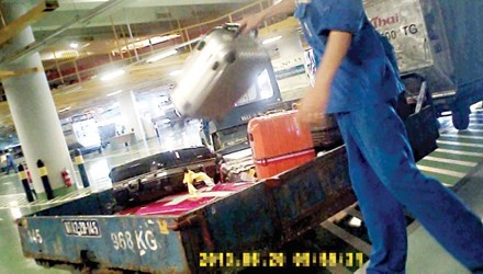 Toi di lam phu vac hanh ly san bay hinh anh