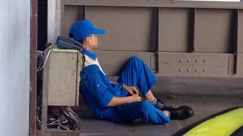 Công nhân bốc vác sân bay tranh thủ ngủ mọi lúc mọi nơi. 