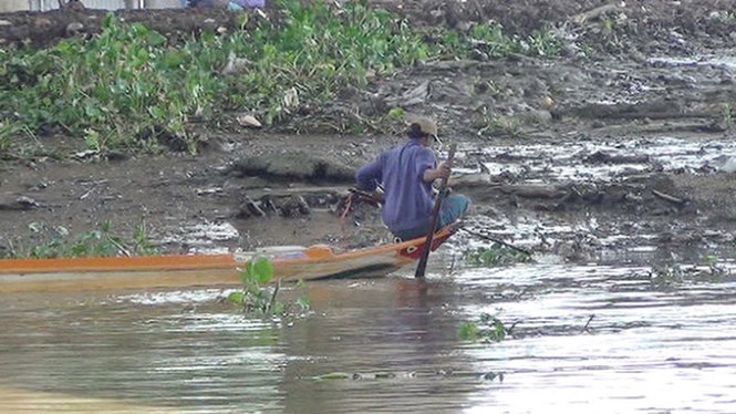 Một người đàn ông đang chích điện bắt cá gần cầu Sài Gòn (quận 2) vào sáng 29/9.