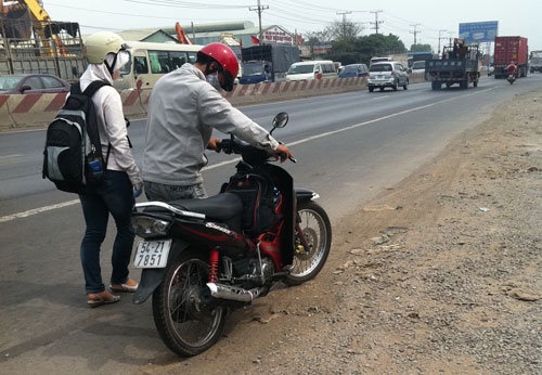 Nạn nhân cán phải đinh trên quốc lộ 1.